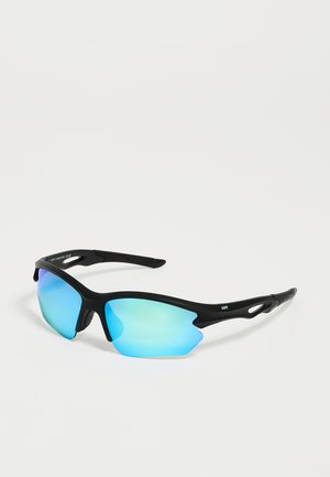 Lunettes de sport à monture noire avec verres bleus miroirs et branches texturées, présentées sur un fond clair uni.