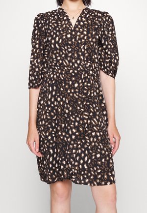 Schwarzes Kleid mit kurzen puffigen Ärmeln, das ein Leopardenmuster in Braun und Creme aufweist. V-Ausschnitt-Design und gerafftes Taillen-Detail.