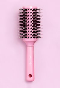 Cepillo de pelo redondo rosa con ventilación, cerdas negras y puntas rosas. El mango es texturizado e incluye un agujero para colgar.