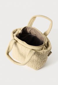 Beige quiltet stof tas med dobbelte hanke, lynlås på toppen og en blød tekstur. Indvendigt har den en glat, brun foring.