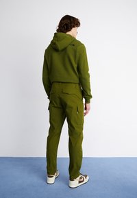 The North Face ANTICLINE PANT - Cargobyxor - forest olive