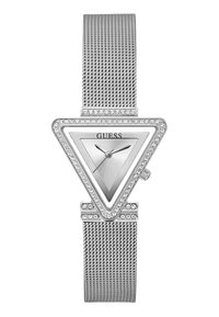 Sølv trekantet ur med krystal accenter, mesh rem, minimalistisk design og sølvskive med "GUESS" logo.