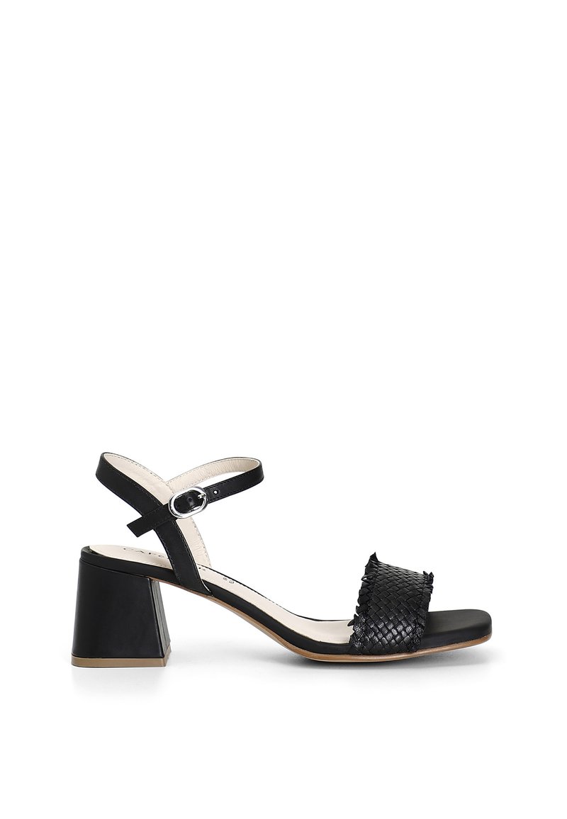 Černé sandály na vysokém podpatku s tkanou texturou na předním pásku, páskem kolem kotníku se sponou a robustním blokovým podpatkem. Plochá podrážka.
