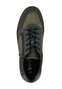 Männer Sneaker in Olivgrün und Dunkelgrau mit schwarzen Schnürsenkeln und einem seitlichen Reißverschluss, von oben betrachtet.