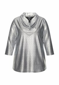Silbernes Langarmoberteil mit Cowl-Ausschnitt, strukturiertem metallischem Finish und lockerer Passform mit subtilen Schlangenhautmuster.