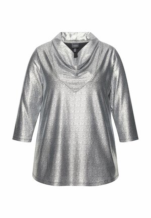 Srebrny longsleeve z dekoltem typu cowl, posiadający teksturowane metaliczne wykończenie oraz luźny krój z subtelnym wzorem w wąż.