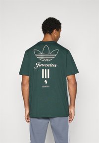 adidas Originals JUVENTUS ICON - Klubbklær - shadow green