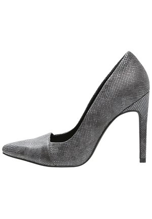 Chaussure à talon haut grise avec un motif de peau de reptile texturé, bout pointu et design ouvert sur le côté. Talon aiguille fin. Doublure intérieure lisse.