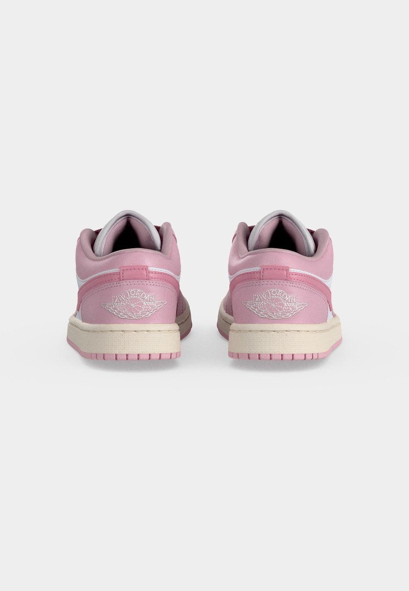 Paar flache pinke und cremefarbene Sneakers, von hinten gezeigt mit dem Air Jordan Wings Logo auf den Fersen.