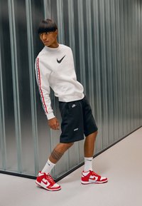 Nike Sportswear DUNK RETRO - Sapatilhas de cano alto - white/univ red