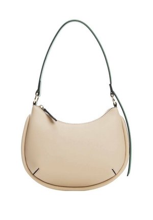 Beżowa torba na ramię w kształcie półksiężyca z pojedynczym czarnym paskiem i zamkiem na górze.