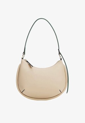 Sac à bandoulière beige en forme de croissant avec une seule bandoulière noire et une fermeture éclair sur le dessus.