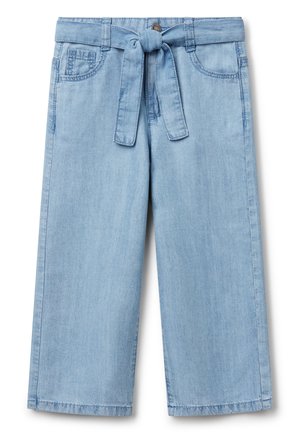 Lichtblauwe denim culottes met een riem aan de voorkant, vier zakken en een relaxte pasvorm. De stof heeft een gladde, licht vervaagde textuur.