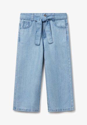 Hellblaue Denim-Culottes mit einem vorderen Bindegürtel, vier Taschen und einem lockeren Schnitt. Der Stoff hat eine glatte, leicht verwaschene Textur.