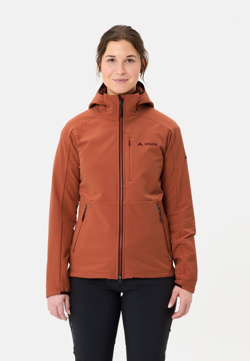 Oranje softshell jack met een fitted ontwerp, ritszakken, verstelbare capuchon en logo op de borst. Duurzaam, waterbestendig materiaal.