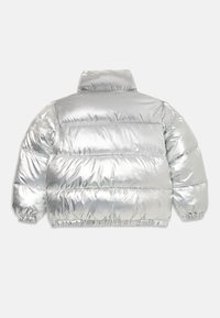 Jachetă puf cu umplutură argintie, cu un design matlasat, guler înalt și manșoane elastice. Are o suprafață strălucitoare, reflectorizantă și o croială lejeră.