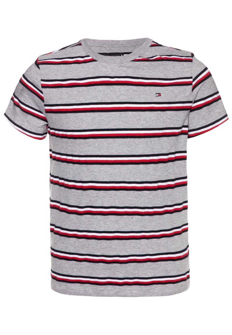 Camiseta de algodón gris con rayas horizontales en rojo, blanco y negro. Presenta un cuello redondo y mangas cortas. Pequeño logo en el pecho.