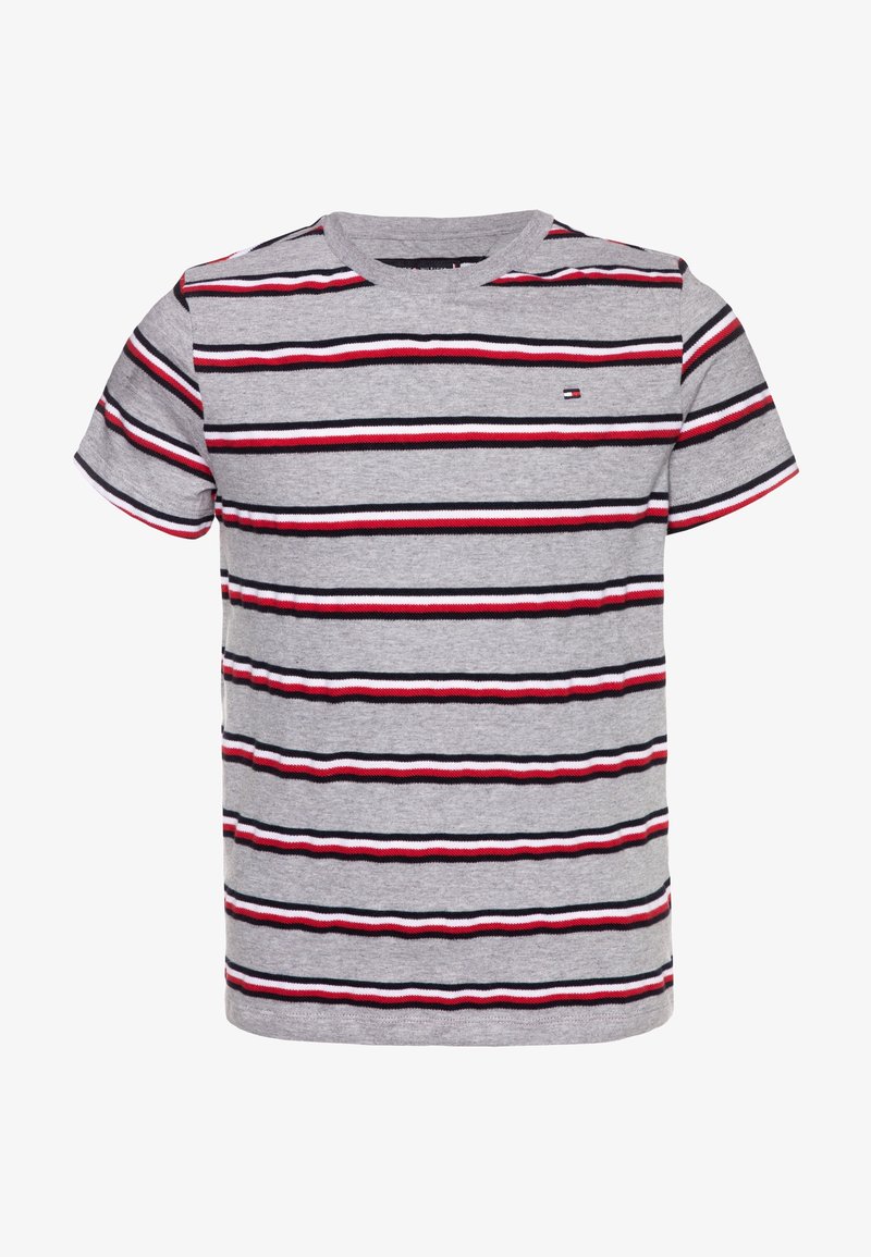 Camiseta de algodón gris con rayas horizontales en rojo, blanco y negro. Presenta un cuello redondo y mangas cortas. Pequeño logo en el pecho.