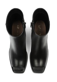 Botine negre din piele, cu un design elegant, vârful pătrat, fermoar interior și textură netedă. Cusături de accent pe margine.