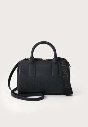 Schwarze Lederhandtasche mit doppelten oberen Tragegriffen, abnehmbarem Tragegurt und geprägtem "VALENTINO"-Logo. Verfügt über einen Reißverschluss und eine strukturierte Oberfläche.