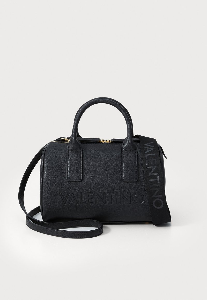 Bolso de mano de cuero negro con doble asa superior, correa desmontable y logo grabado "VALENTINO". Cuenta con cierre de cremallera y superficie texturizada.