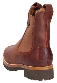 Botín de piel marrón hasta el tobillo con paneles laterales elásticos, acabado texturizado, acentos en beige contrastantes y suela de goma con un marcado patrón de banda de rodadura.