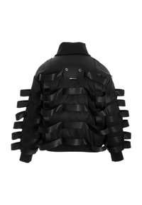 Chaqueta negra con un diseño estructurado y múltiples cintas de satén unidas en la parte posterior. El alto cuello y los puños acanalados completan el look.