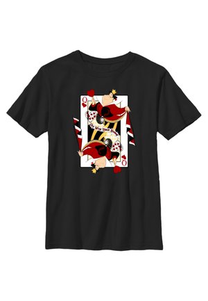 Sort t-shirt med et motiv af Hearts dronningen fra et spil kort, der viser en dronning, som holder et hjerte og en vifte på en hvid baggrund.