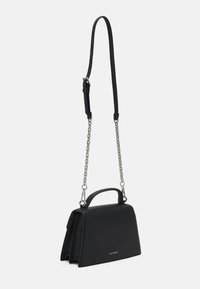 Svart läderhandväska med en strukturerad design, med ett kort handtag och en avtagbar kedjestraps. Slät textur, minimal brandingdetalj.
