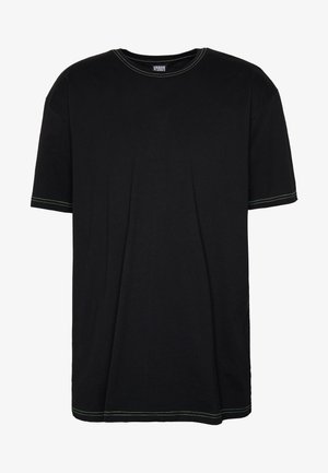 T-shirt nera in cotone a maniche corte, con scollo rotondo e cuciture verdi a contrasto lungo il colletto e l'orlo. Design semplice e privo di fronzoli.