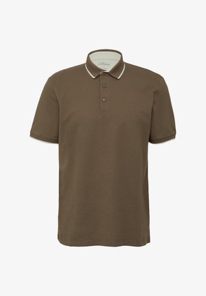 Bruine poloshirt van katoen, met een placket van drie knopen, contrasterende witte afwerking op de kraag en mouwen, en een klein logo op de borst.