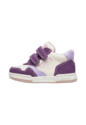 Sneaker viola, bianca e lavanda con due cinturini in Velcro, materiali in suede strutturato e pelle liscia, e un logo in accentuazione rosa.