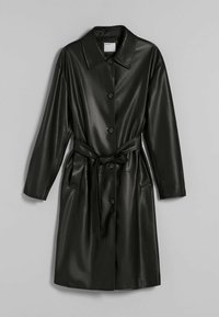 Czarny skórzany płaszcz trench z kołnierzykiem, zapinany na guziki z paskiem w talii. Posiada długie rękawy i dwie boczne kieszenie.