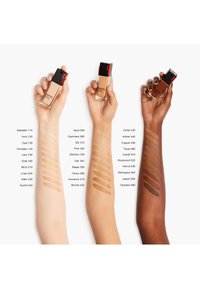 Shiseido SYNCHRO SKIN RADIANT LIFTING FOUNDATION SPF30 - Base de maquillaje - henna
