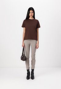 Pieces PCRIA SOLID TEE - T-shirts - chicory coffee