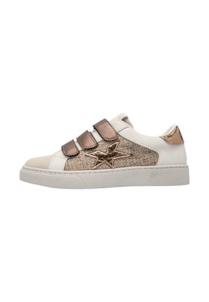 Basket avec une tige en cuir blanc, un corps tissé beige, un accent en étoile bronze et trois fermetures métalliques. Finition texturée sur l'avant.