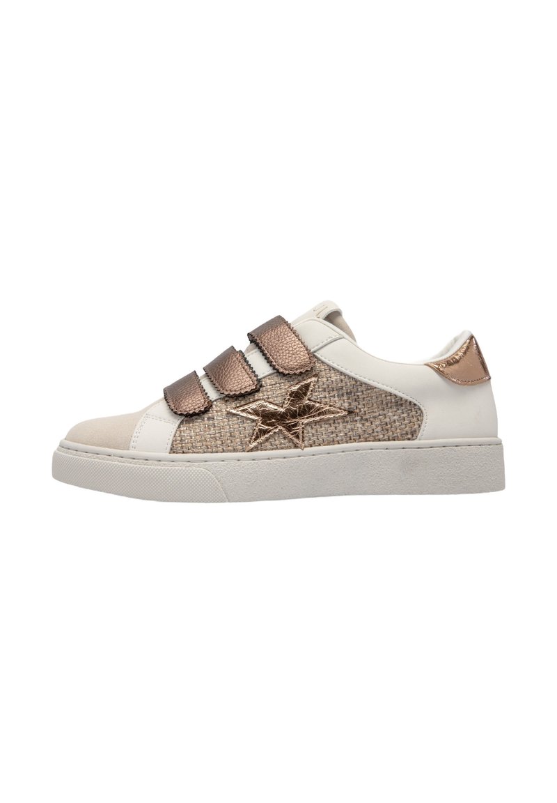 Basket avec une tige en cuir blanc, un corps tissé beige, un accent en étoile bronze et trois fermetures métalliques. Finition texturée sur l'avant.
