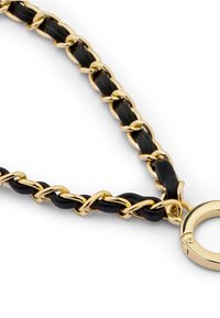 Gouden ketting met verweven zwarte leren secties, voorzien van een cirkelvormige gouden metalen accent. Gladde textuur met glanzende metalen afwerking.