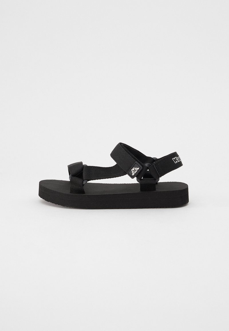Svarta sandaler med tjock platt sula, justerbara nylonremmar och logotypdetaljer. Enkelt design utan mönster eller utsmyckningar.