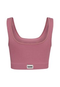 Geribbelde roze sportcrop top met een brede halslijn, dikke banden en een label aan de onderkant met de tekst "hummel PERFORMANCE." Gladde textuur.