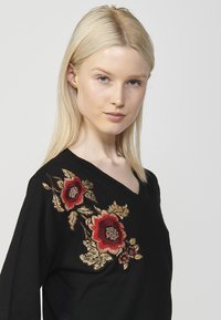 Koroshi Pulover - black