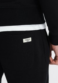 Ombre SET OF KANGAROO  - Chándal - black