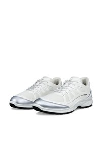 Ζευγάρι λευκά αθλητικά παπούτσια με ασημένιες μύτες, επάνω μέρος από δίχτυ, μαλακό γιακά και μαύρες σόλες, εμφανιζόμενα σε γωνία τριών τετάρτων.