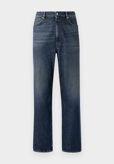 Jeans de mezclilla azul oscuro con corte recto, costuras visibles, diseño de cinco bolsillos y cierre de botón plateado en la cintura.