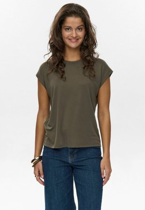 Olivgrünes T-Shirt mit kurzen Ärmeln und Rundhalsausschnitt, aus weichem Stoff, kombiniert mit dunkelblauen Jeans. Einfaches, lässiges Design.