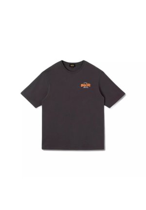 Zwart T-shirt met korte mouwen met kleine oranje en witte grafische tekst op de linkerborst met de tekst "Shakey's Pizza & Cafe."