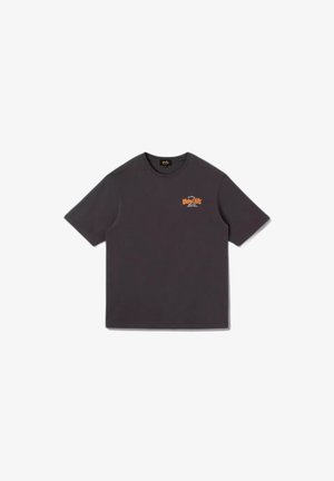 T-shirt noir à manches courtes avec un petit texte graphique orange et blanc sur la poitrine gauche indiquant "Shakey's Pizza & Cafe."