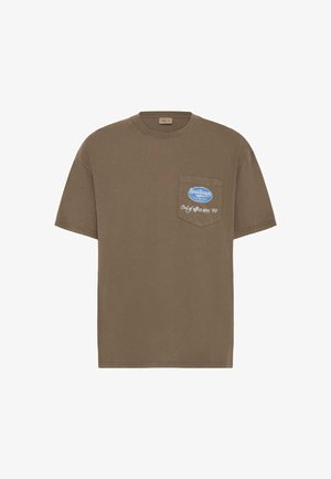 Brązowa bawełniana koszulka z kieszonką na klatce piersiowej, z niebiesko-białym haftowanym napisem "SoulScape Out of office since '99." Klasyczny krój, krótkie rękawy.