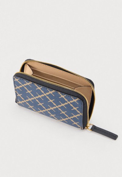 Μπλε και μπεζ πορτοφόλι με γεωμετρικό σχέδιο, χρυσλό φερμουάρ και δερμάτινη ετικέτα. Το εσωτερικό διαθέτει πολλαπλές θέσεις για κάρτες και μαλακή υφή.