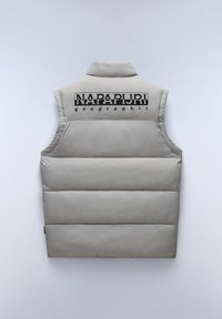 Gilet imbottito grigio con collo alto, caratterizzato da sezioni trapuntate orizzontali e un prominente logo nero sul retro. Finitura liscia e strutturata.